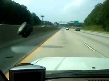 ВАЗ, уходя от столкновения с оторвавшимся от грузовика колесом, врезался в фуру