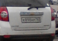 Самоуверенно влез на газон не сморя на пешеходов с детьми.