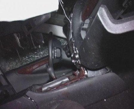 В Москве «Бэха», врезавшись в столб, располовинилась