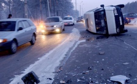В Москве маршрутка врезалась в металлический отбойник: пострадало шесть человек