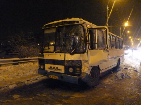 ОМСК: три человека погибли при столкновении Nissan Tiida и автобуса ПАЗ