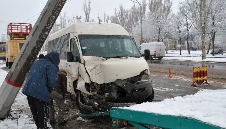 В Подмосковье маршрутное такси столкнулось легковушкой: есть пострадавшие