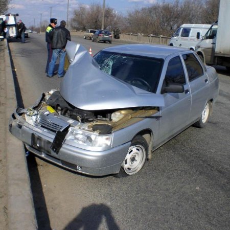 В Новосибирске "Лада"  протаранила дорожное ограждение: 4 человека пострадали