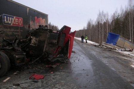 В Пермском крае в ДТП погибли водители двух фур