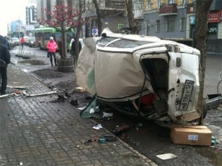 Смертельный полет в Красноярске: в ДТП машину подбросило до 2 этажа