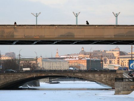 После ДТП микроавтобус упал в Москву-реку