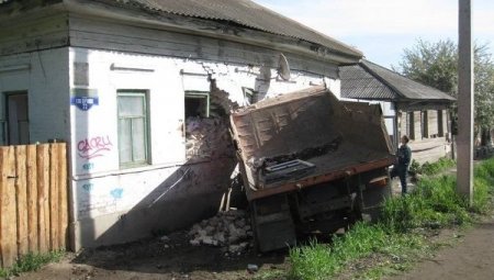 В Пермском крае КамАЗ врезался в жилой дом, один человек погиб