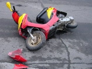 В Смоленской области двое школьников, ехавших на мопеде, пострадали в ДТП