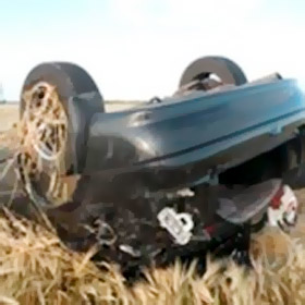 В Аксайском районе Ростовской области автомобиль вылетел на обочину дороги и перевернулся