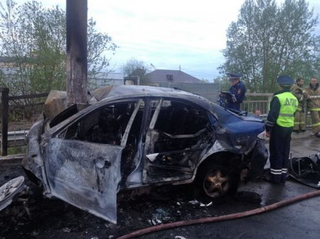 В Томске Mazda Atenza наехала на опору освещения и загорелась