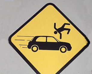 В Красноярском крае водитель иномарки сбил пешеходов и скрылся с места происшествия