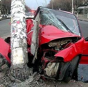 В Новосибирске спортивный автомобиль врезался в столб