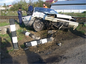 На железнодорожном переезде в Подмосковье иномарка столкнулась с поездом