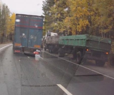 Во Владивостоке большегруз врезался в иномарку