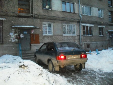 Парковка возле подъезда