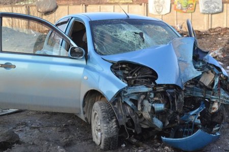 В Новосибирске погиб водитель иномарки, которая врезалась в столб