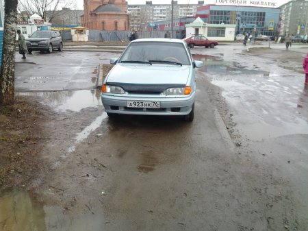 И снова авто на тратуаре.