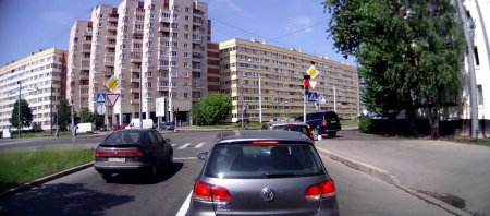 Проезд на красный по тротуару и переходу!