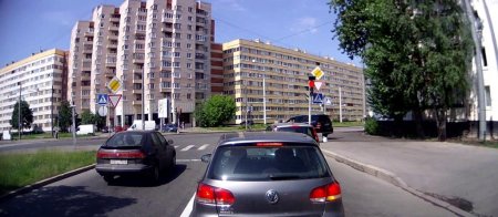 Проезд на красный по тротуару и переходу!