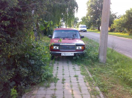 Парковка по Грайворонски на тротуаре