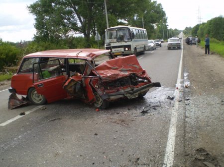 В Братске легковой автомобиль столкнулся с микроавтобусом