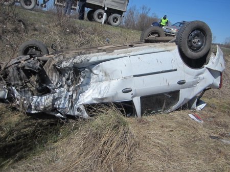Иномарка под управлением пьяного лихача перевернулась на уральской трассе