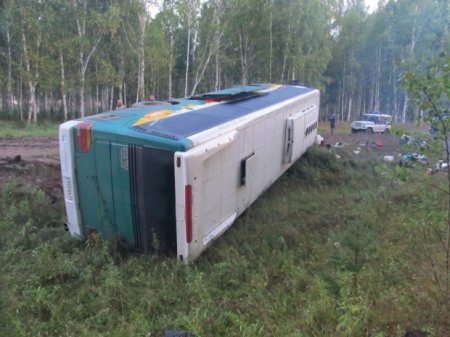 В Омской области опрокинулся автобус с туристами