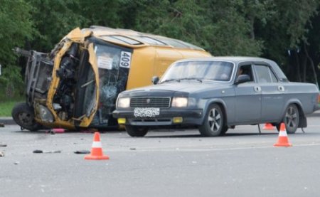 В Омске перевернулось маршрутное такси с пассажирами