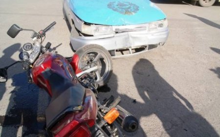 В столице Карачаево-Черкесии мотоциклист врезался в полицейский автомобиль