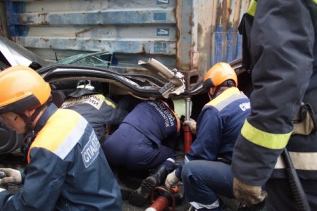 Во Владивостоке опрокинулся контейнеровоз и придавил иномарку