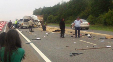 В Башкирии микроавтобус столкнулся с КамАЗом