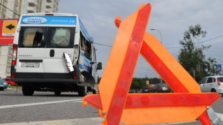 Маршрутное такси с пассажирами попало в ДТП в Омске