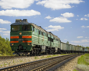 В Амурской области автомобиль столкнулся с двумя поездами сразу