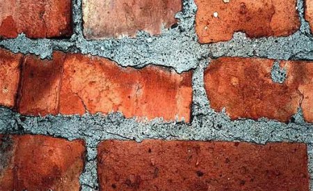 В Петрозаводске пьяный водитель протаранил кирпичную стену