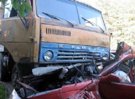 Водитель грузовика, устроивший ДТП в Иркутске, умер за рулем