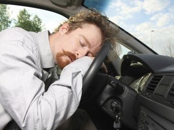 Уснувший за рулем водитель иномарки спровоцировал ДТП в Красноярске