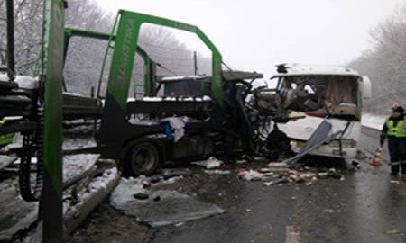 В Липецкой области водитель автобуса не заметил грузовик и допустил столкновение с ним