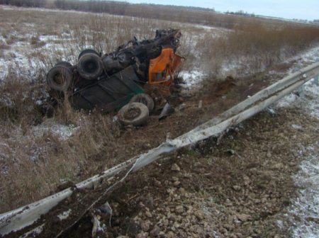 В Алтайском крае перевернулся КамАЗ