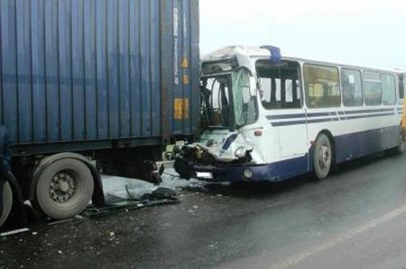 В Новгородской области пассажирский автобус столкнулся с грузовиком