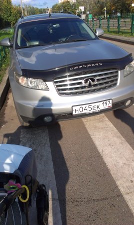 Infinity на пешеходном переходе