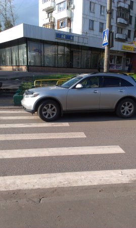 Infinity на пешеходном переходе