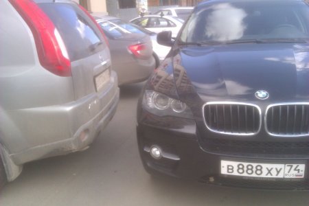 Перекрыл выезд со стоянки и полдороги