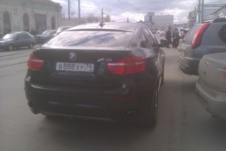 Перекрыл выезд со стоянки и полдороги