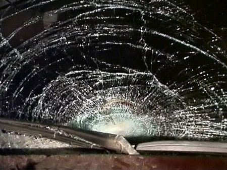 В городе Шахты Ростовской области иномарка врезалась в рекламный щит