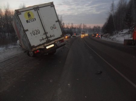 Два грузовика столкнулись в Кемеровской области