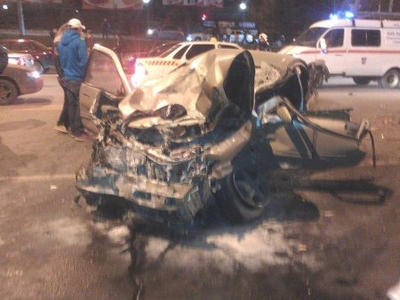 Жуткая авария в восточной части Москвы превратила автомобиль такси в кучу металлолома!!!