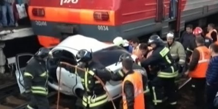 На ж/д переезде Омельченко – Толмачево электричка протаранила Chevrolet Lacetti