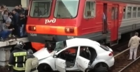 На ж/д переезде Омельченко – Толмачево электричка протаранила Chevrolet Lacetti