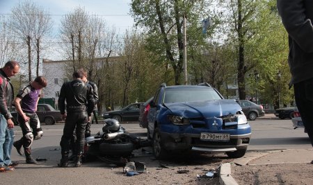 В Твери Mitsubishi сбил мотоциклиста – есть пострадавшие.