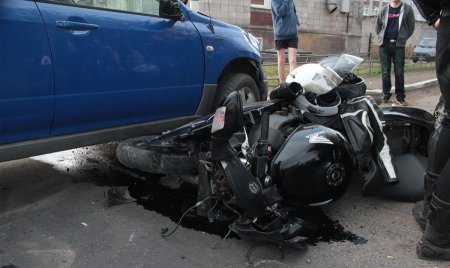 В Твери Mitsubishi сбил мотоциклиста – есть пострадавшие.